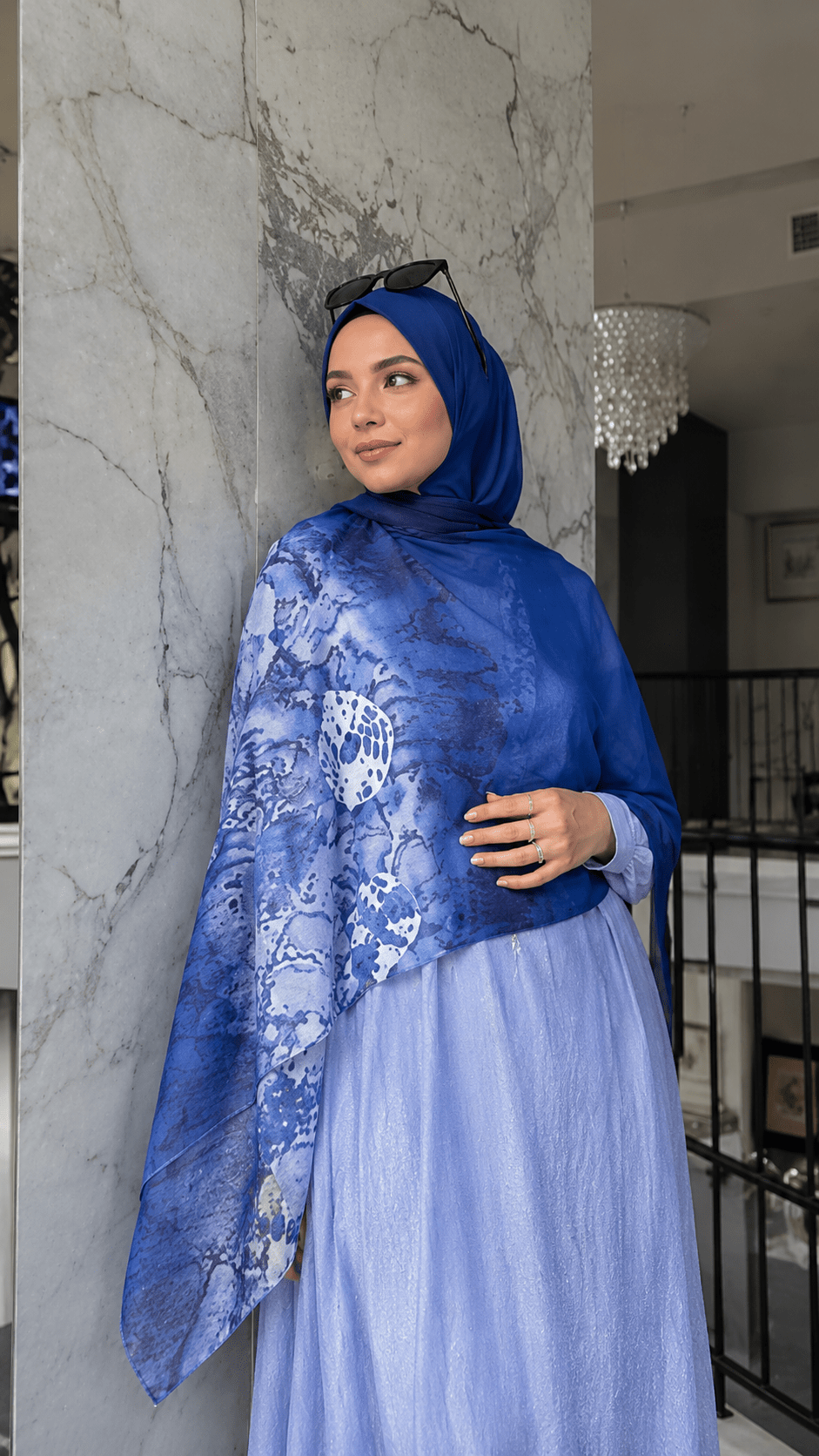 RY110 Royal Blue White Porcelain Map Hijab Shawl – Blue Willow Women's Head Scarf (80×180cm) - Raya