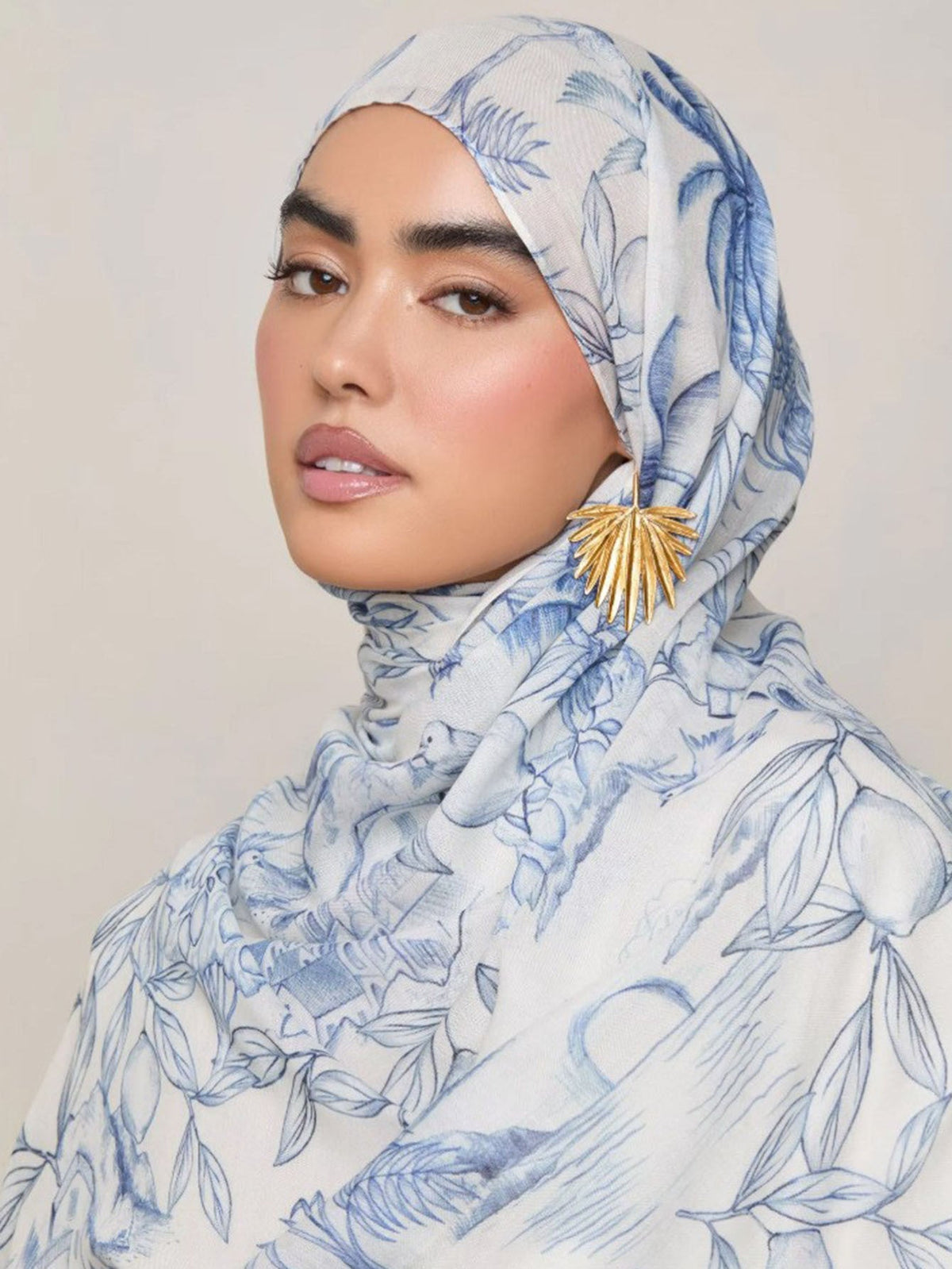 RY120 White Blue Tropical Leaf Line Art Hijab Shawl – Blue Willow Botanical Women's Head Scarf (80×180cm) - Raya