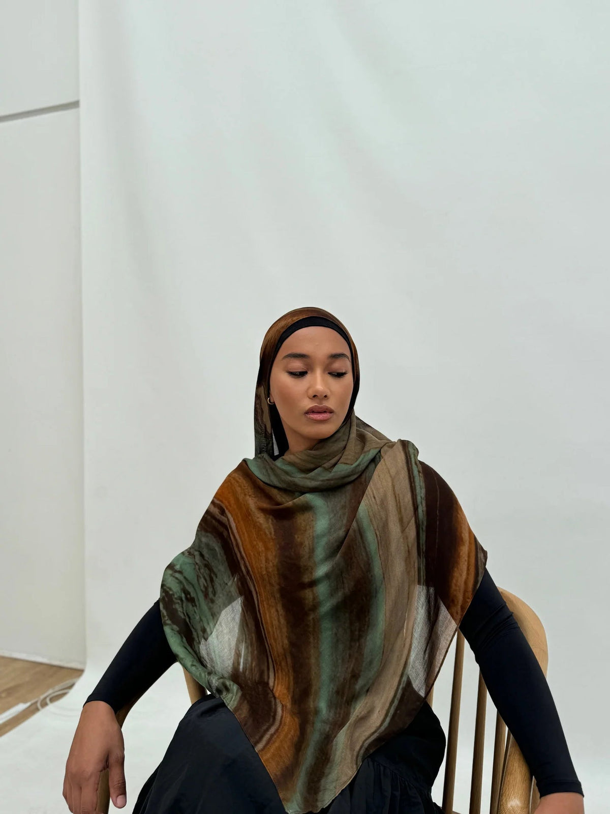 RY139 Olive Green Caramel Brown White Oil Paint Stripe Hijab Shawl – Abstract Women's Head Scarf (80×180cm) - Raya