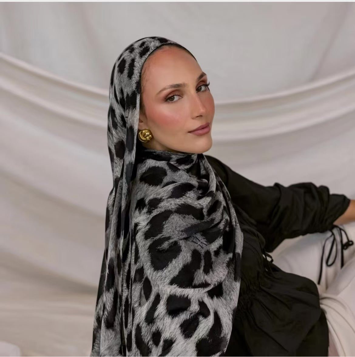 RY149 Silver Grey Black Snow Leopard Print Hijab Shawl – Luxe Animal Women's Head Scarf (80×180cm) - Raya