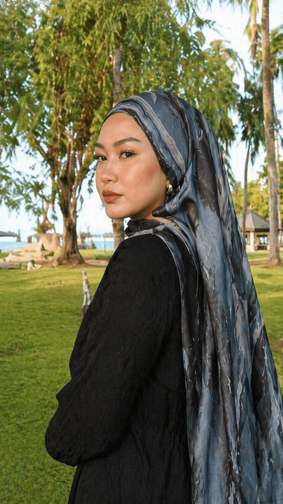 RY20 Stormy Blue Grey Marble Flow Hijab Shawl – Steel & Charcoal Watercolor Women's Head Scarf (80×180cm) - Raya