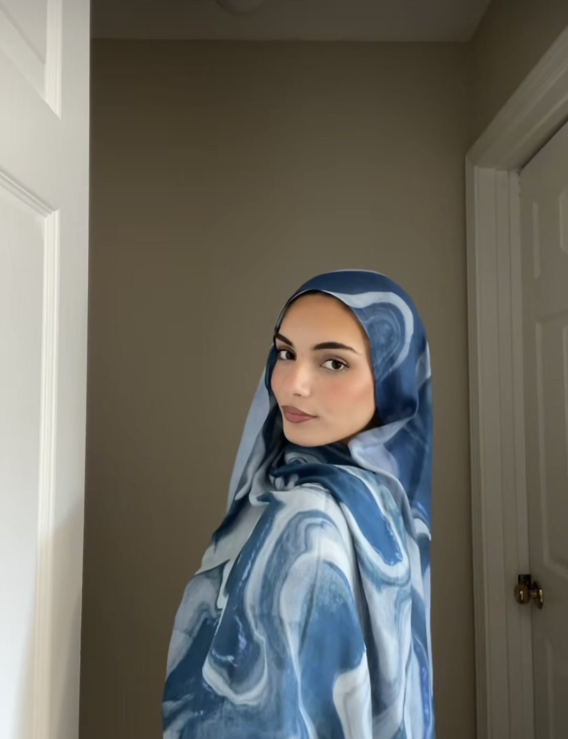 RY43 Denim Blue Marble Swirl Hijab Shawl – Ocean Wave Watercolor Women's Head Scarf (80×180cm) - Raya