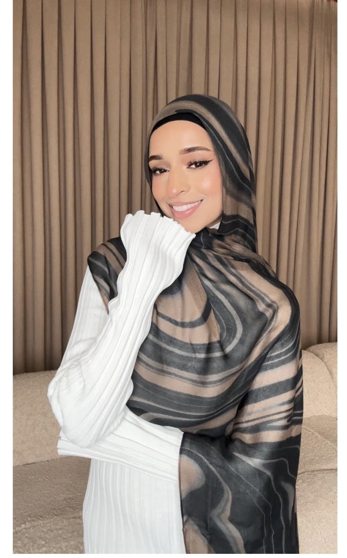 RY62 Black Grey Wave Stripe Hijab Shawl – Liquid Flow Watercolor Women's Head Scarf (80×180cm) - Raya